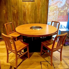 テーブル席。会話も弾む丸テーブルです♪補助テーブルを使えば１２名様までご利用できます