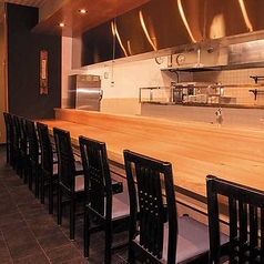 木の質感が美しいカウンター席は、お一人様やカップルに人気の特等席です。目の前で職人が腕を振るう活気を感じながら、ゆっくりとお食事を楽しめます。一品料理と日本酒を粋に嗜む、大人の隠れ家のような時間をお過ごしください。