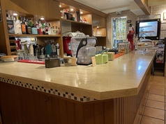 イタリアンバールの醍醐味はこのカウンターで立ち飲みすること。イタリア語でバンコ（BANCO）という。バリスタや隣のお客様と会話をしながらコーヒーやアルコールなどを美味しいうちにサクッと飲み終えて店を後にするのが粋でカッコいいイタリアスタイル。