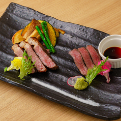 30日熟成国産牛赤身とロースの藁焼き食べ比べ