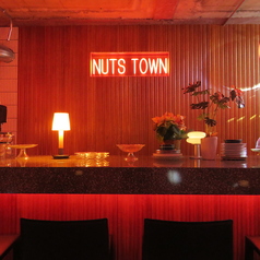 お連れ様との秘密の隠れ家デートにもおすすめ◎お気に入りのドリンクに合う、料理やおつまみをシェアしてお楽しみください。