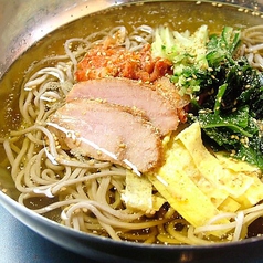 【コシのある麺が自慢】さっぱりしたスープなので焼肉の〆にもぴったり！【韓国風冷麺】　の写真