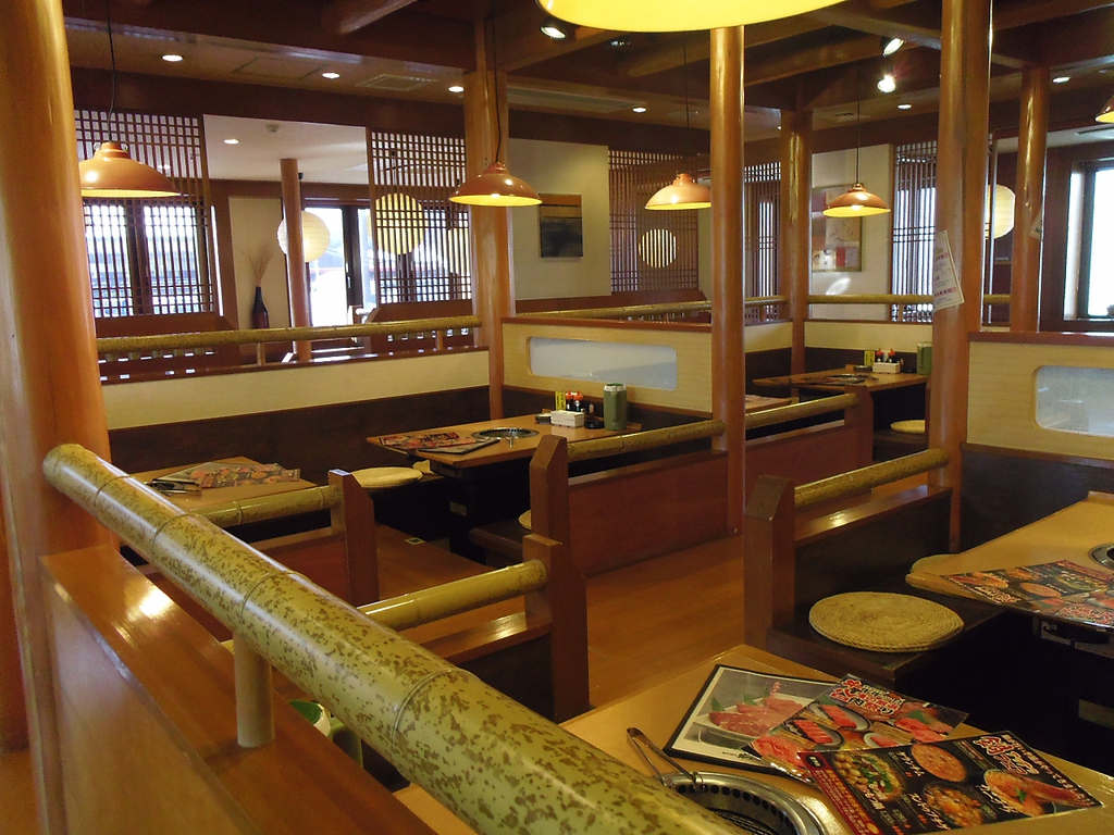 キレイな店内で元気の良いスタッフさんに囲まれて、美味しいお肉をいただけるお店。