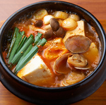 スンドゥブチゲ　ダシがきいた旨辛スープにおぼろ豆腐がたっぷりと！熱々のうちにどうぞ