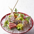 黒豚羽根付き鉄板餃子…自家製醤油だれにお好みで「柚子胡椒」または「食べるラー油」を混ぜてお召し上がりください。
