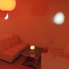 くつろぎソファー席でまったり女子会♪美味しいお食事やカクテルを囲んで、会話にも花が咲きます。