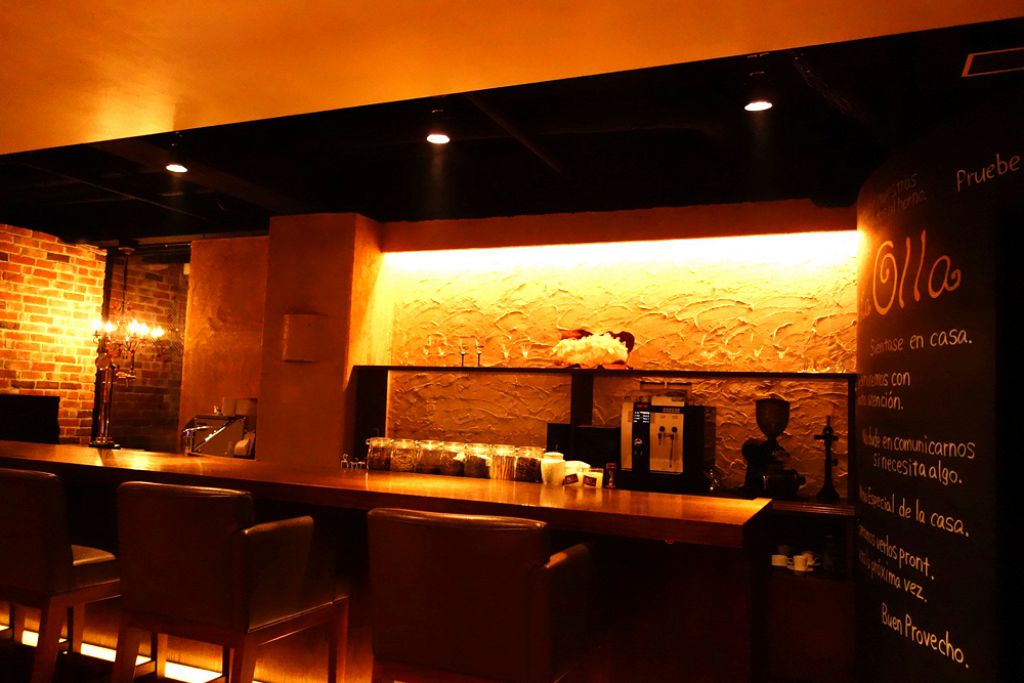 間接照明の効いた落ち着く店内。半個室もございます。