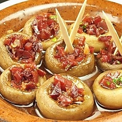 マッシュルームと生ハムのアヒージョ(パン付き)の写真