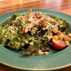 厚切りベーコンとナッツのシーザーサラダ