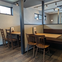 パーテーションを設けたテーブル席【定員4名(大人)×6席】ゆっくりおくつろぎいただけます。