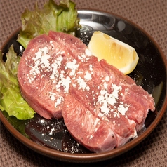 食べ応え抜群！ジューシーなこだわりの厚切り肉を堪能◎
