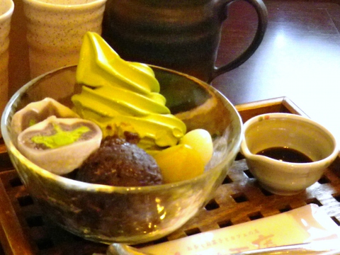 静岡の有名茶問屋が経営する、和洋スイーツカフェ。お茶本来の味が楽しめる。