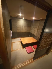 和テイストの個室が、３つあります。全てをつなぎ合わせて、20名様までは、個室での宴会を承ることができます。ダウンライトで、雰囲気も最高です。