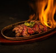 自慢のステーキグリルやピザを豊富にご用意！