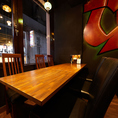 【5～6名テーブル席】人数に合わせて組み合わせられるテーブル席をご用意。海外レストラン風の華やかな店内が魅力です。