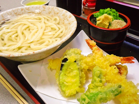 讃岐伝統のコシの強いよじれ麺は、独特な食感。雑味のない和風天然だしとピッタリ。