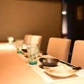 【カウンター席】おひとり様でも楽しみやすく、よりお料理やお酒をお楽しみいただけるお席です。名古屋駅徒歩5分、全席個室の贅沢空間で、地鶏や鮮魚を堪能。昼宴会・二次会にも便利で、シーンを問わずお選び頂けます。