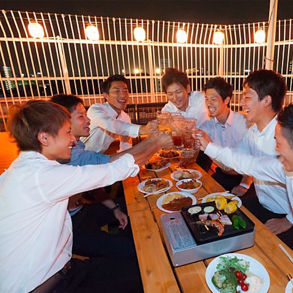 広々とした空間でみんなで乾杯！解放感抜群で、みんなでわいわい盛り上がること間違いなし！