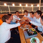 広々とした空間でみんなで乾杯！解放感抜群で、みんなでわいわい盛り上がること間違いなし！