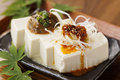料理メニュー写真&nbsp;ZUZU風・冷奴の二種盛り合わせ(葱みそ・自家製おかか昆布)