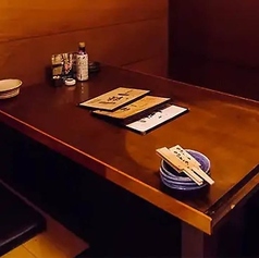 【掘りごたつ個室：2～50名様】席同士を繋げて最大50名様までご利用可能な掘りごたつ個室は、周りの目を気にせずに宴会をお楽しみいただけます。ご友人同士のカジュアルな飲み会や会社宴会などはもちろん、接待など大切なシーンにも最適です。紙タバコが吸えるので愛煙家の方も安心◎