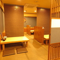 【ソーシャルディスタンスを守って営業中】席は仕切りを設けて、個室風の空間。広々した席間隔で安心です。長崎駅前なので、大変便利。長崎料理をお気軽にお楽しみください。