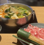 昆布だし以外にチゲ・ちゃんこ・すきだしの３種類ございます（写真はチゲ鍋）