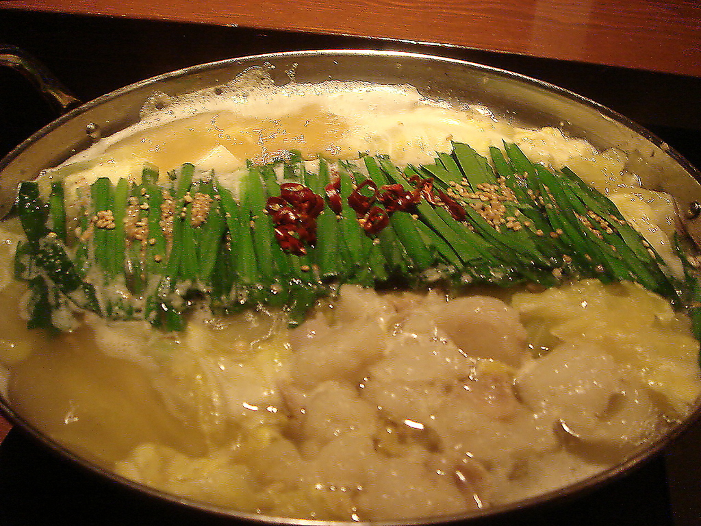 オーナー自身が福岡の某有名店に通い続け、試行錯誤の末、完成した自慢の和牛のもつ鍋980円！