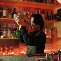 お好みのドリンクをバーテンダーが提供