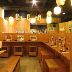 【カウンター席】は会社帰りのチョイ飲みなどお一人様から大歓迎♪広々としたカウンター席でこだわりの酒と肴をご賞味あれ!良き大衆酒場の雰囲気で気軽にご来店いただけます