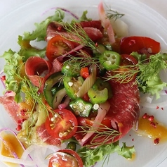 自家製和牛生ハムブレザオラのサラダ仕立て
