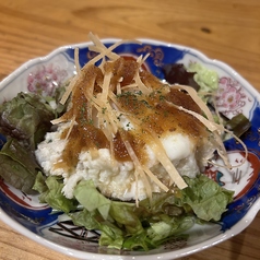 自家製オニオンソースのパリパリポテトサラダ