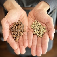 焙煎前と焙煎後のコーヒー豆