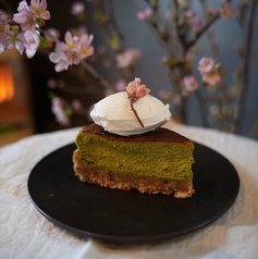 桑抹茶と桜餡のバスクチーズケーキ