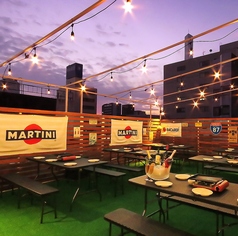 屋上テラス席は、11月以降はビアガーデンとして大開放!最大130名様まで着席できる広々空間で、夜風とライトアップが心地よく特別感たっぷり♪外ならではのワイワイ感がクセになります★