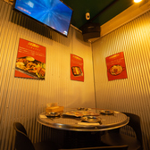 【モニター完備】お好きな映像でパーティーを盛り上げよう！ 店内の見えやすい位置に大型モニターを完備しております。貸切時にはお好きなK-POP映像を流したり、イベントの打ち上げで思い出の動画を上映したりと、演出は自由自在！宴会の余興にも最適です。一体感のある空間で、賑やかで楽しいひと時をお過ごしください。