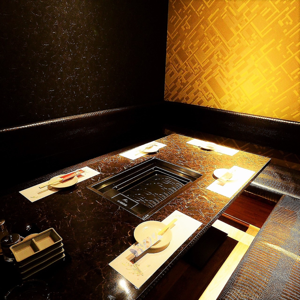 黒を基調とした完全個室もあり。様々なシーンにお使い頂けます。