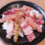 種類豊富な焼鳥メニュー！産地にこだわったジューシーな鶏をじっくり丁寧に焼き上げております！