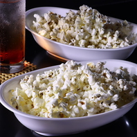 熱々のポップコーンでお酒を楽しむ、、