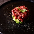 料理メニュー写真&nbsp;和牛とアボカドの濃厚タルタル