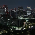 宝石のように煌めく東京の夜景。地上180mのテーブル席で美しい景色を眺めながら、洗練されたお食事をお楽しみいただけます。