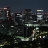 宝石のように煌めく東京の夜景。地上180mのテーブル席で美しい景色を眺めながら、洗練されたお食事をお楽しみいただけます。