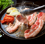 大人気「サムギョプサル」　豚肉を香ばしく焼き、サンチュに巻いて一気に口の中に♪