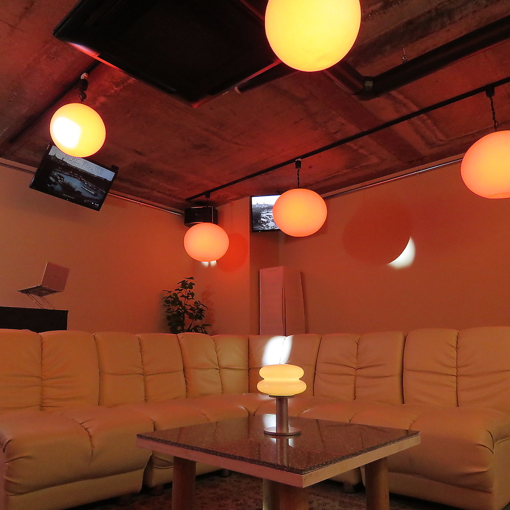 心地よい音楽が愉しめるカフェ＆バー♪大きくてふかふかなソファー席でごゆっくりお過ごし頂けます。