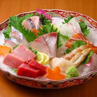 鮮度抜群の刺身盛合わせは毎日仕入れる新鮮な魚をご用意