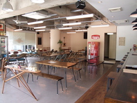 ガラス張りの店内は明るく開放的！