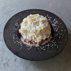 スパイシーな牛すじ肉のトマト煮込みとふわふわクリームのパスタ