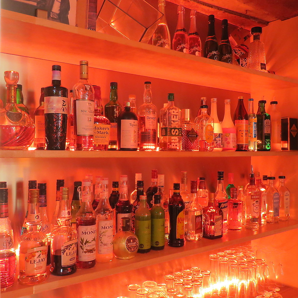 定番ドリンクはもちろん、気分に合わせた1杯も。深夜1時まで営業で、2軒目利用にも重宝するお店です!