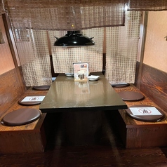 木の温もりを感じる落ち着いた雰囲気のお席をご用意しております◎すだれで程よく仕切られているため、周りのお客様を気にすることなく、半個室感覚でゆったりとおくつろぎいただけます♪ご家族でのお食事や、ご友人との飲み会など、少人数での集まりに最適です。広々としたテーブルで、和やかな時間をお過ごしください◎