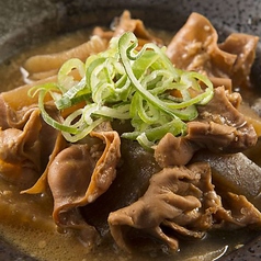 【第4位】創業以来大好評の当店自慢の逸品♪お酒が進むまずはご注文頂きたい！『三代目 もつ煮込み』638円
